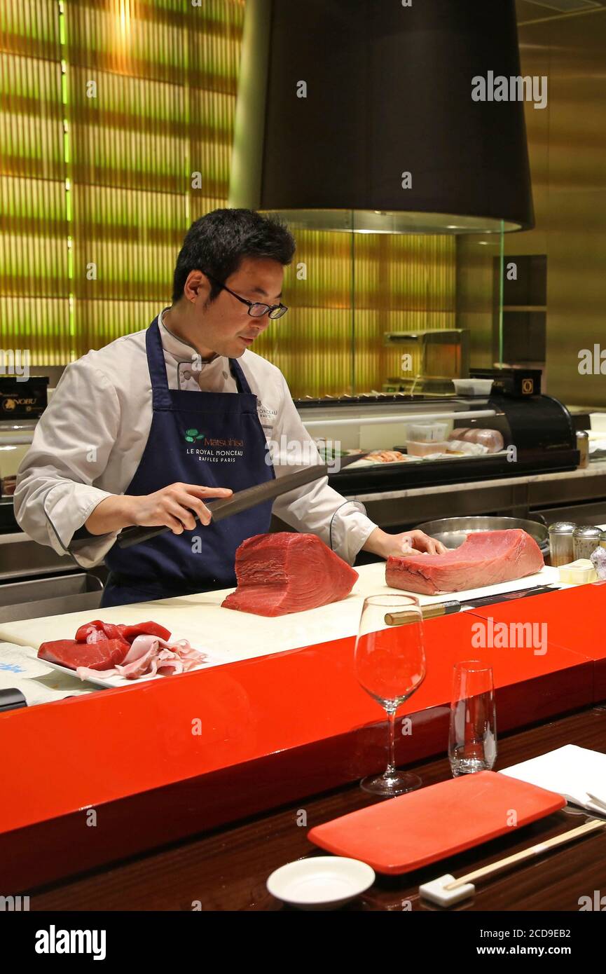 Frankreich, Paris, Royal Monceau Hotel, Sushi-Meister schneidet einen Thunfisch hinter dem Tresen von Matsuhisa, Royal Monceau's japanisch peruanischen Restaurant Stockfoto