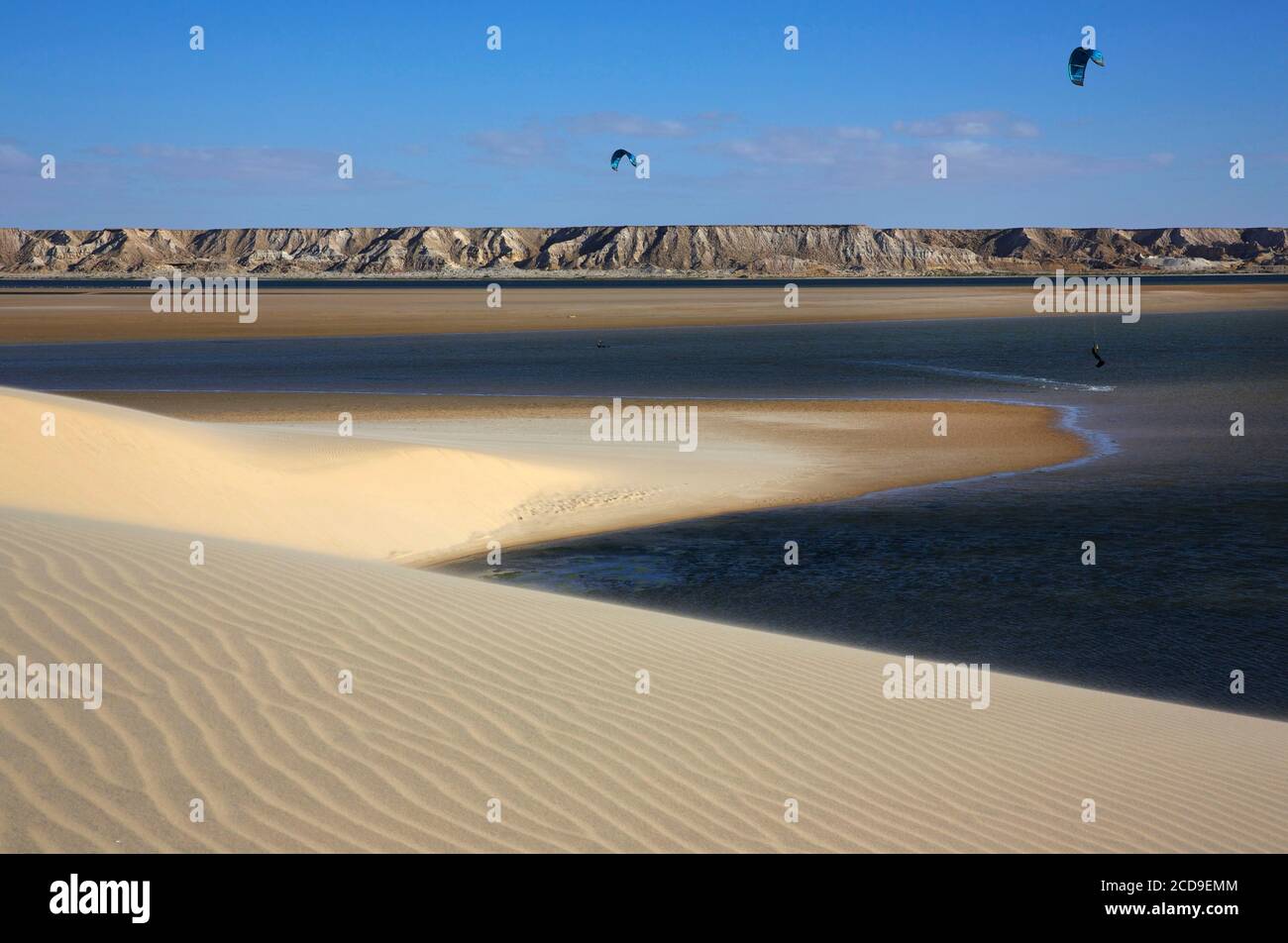 Marokko, Westsahara, Dakhla, Kitesurfer an der Lagune, zwischen der Weißen Düne und den Wüstenbergen Stockfoto