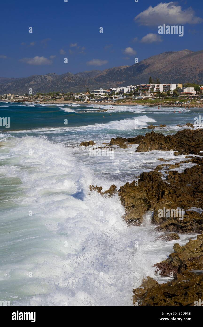 Wellen krachen an der felsigen Küste von Stalida, Kreta, Griechenland. Stockfoto