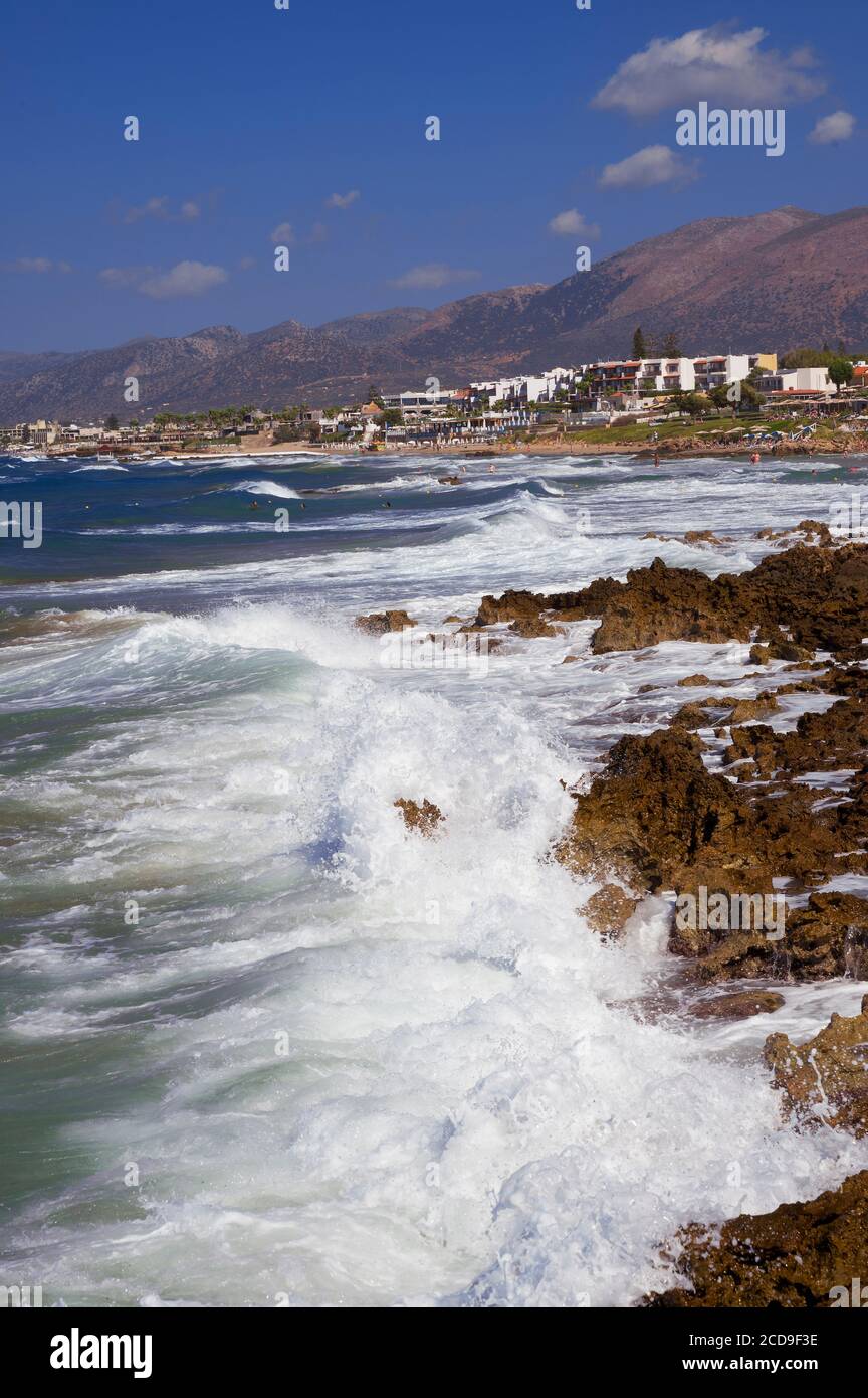 Wellen krachen an der felsigen Küste von Stalida, Kreta, Griechenland. Stockfoto