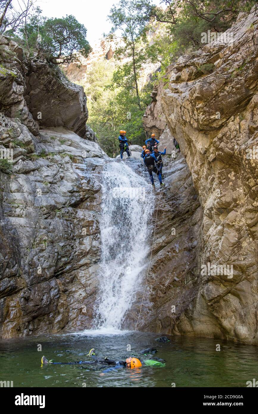 Frankreich, Corse du Sud, Bocognano, die Schlucht der Richiusa, Abstieg eines Wasserfallseiles Stockfoto