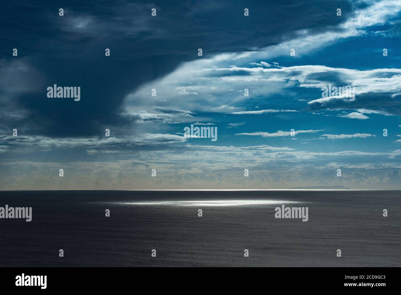 Frankreich, Corse du Sud, Bonifacio, Sonnenstrahl auf dem Meer der Mündungen von Bonifacio Stockfoto