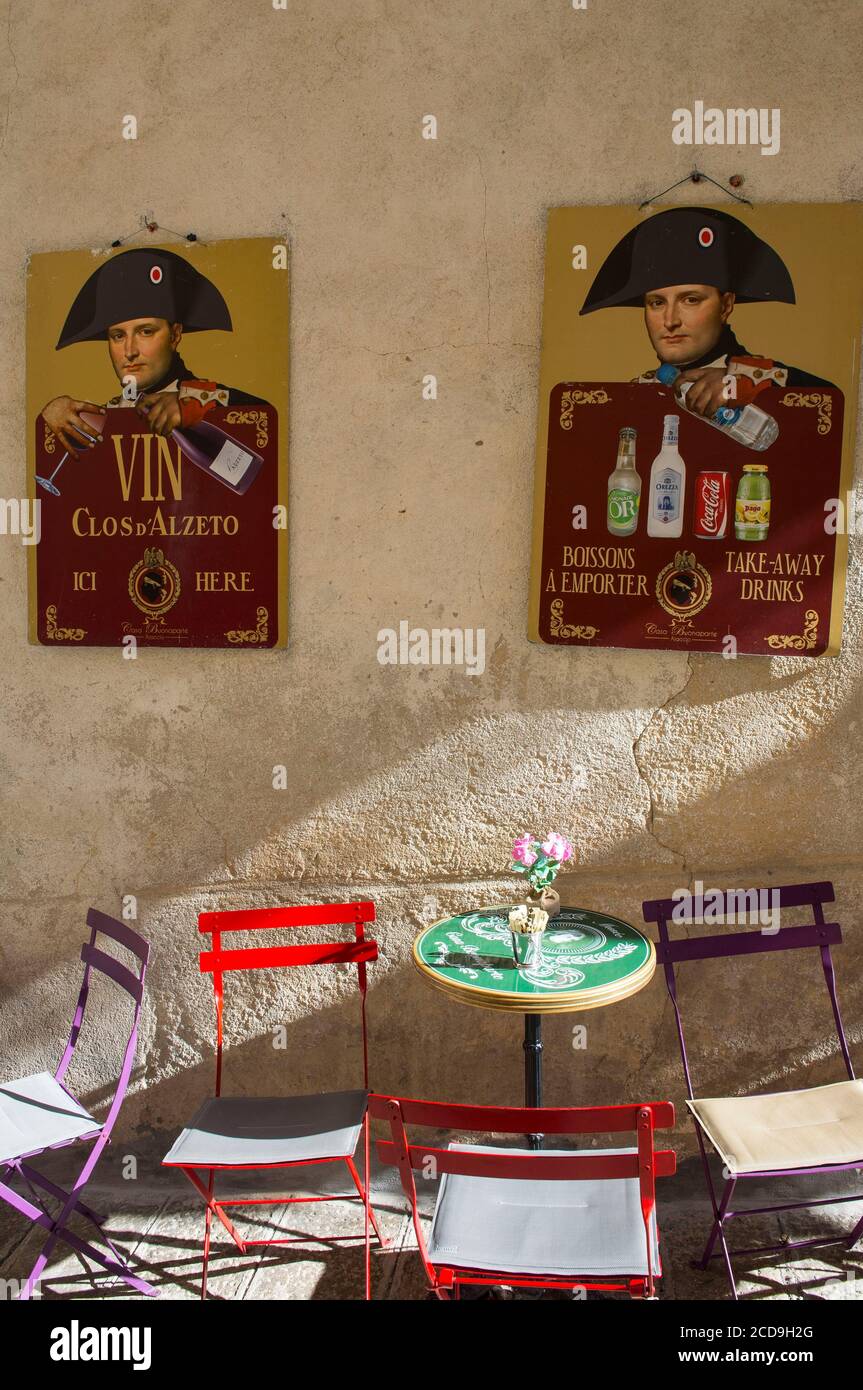 Frankreich, Corse du Sud, Ajaccio, in der Rue Saint Charles die Terrasse des Bistros la casa Bonaparte grenzt an das Nationalmuseum Stockfoto