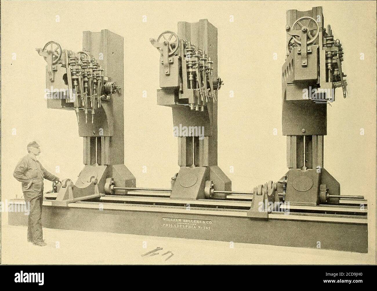 Bebilderter Katalog und allgemeine Beschreibung von verbesserten  Werkzeugmaschinen für die Metallbearbeitung . ACHT-SPINDEL-BOHRMASCHINE –  für Spur Räder. Zum Bohren von Verbindungsbohrungen in geteilten  Stirnrädern für elektrische Straßenbahnen. Das ...