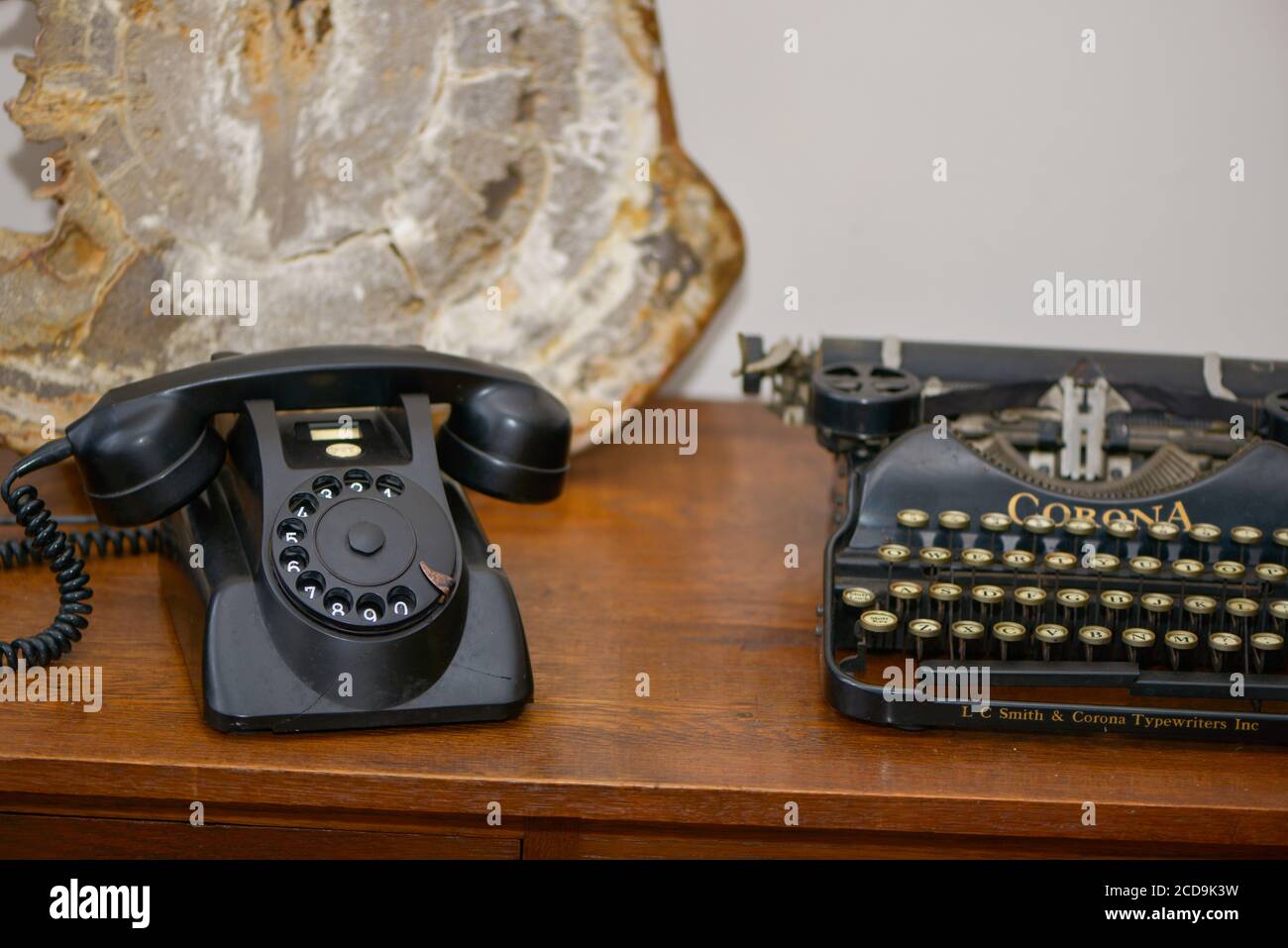 Altmodische Schreibmaschine und Telefon bei dek Stockfoto