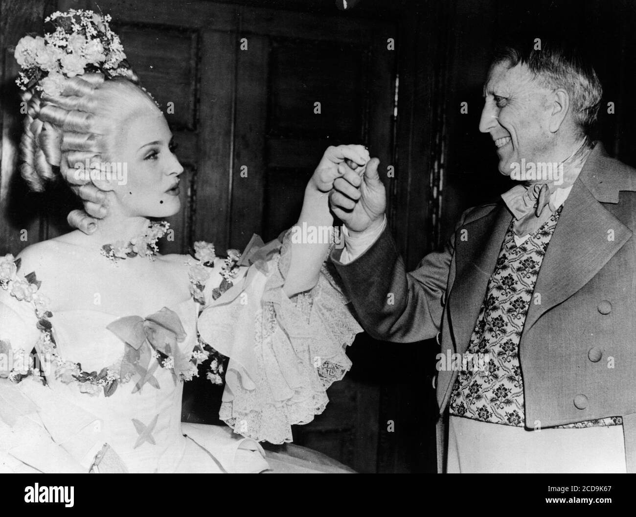 Marion Davies, William Randolph Hearst, besuchen eine Geburtstagstracht Party, 1938 Aktenzeichen # 34000-318THA Stockfoto