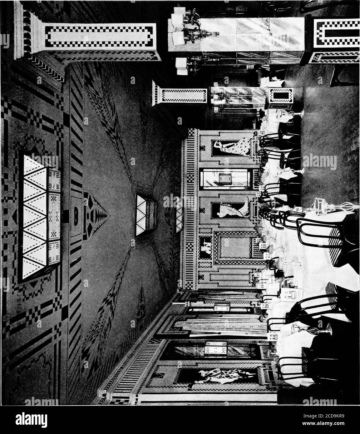 . Das Zimmer schön; eine Sammlung von Innenbildern zeigt Dekoration und Einrichtungsdetails der wichtigen Einrichtungszeiten . Q H o H &lt;; pi A Q H O h-1 QK H&lt;i o :2;&lt; I – i po. HO si i Mo ooPi o i – i o Q MODERNE KUNST UND KUNSTHANDWERK – AMERIKANISCH Stockfoto