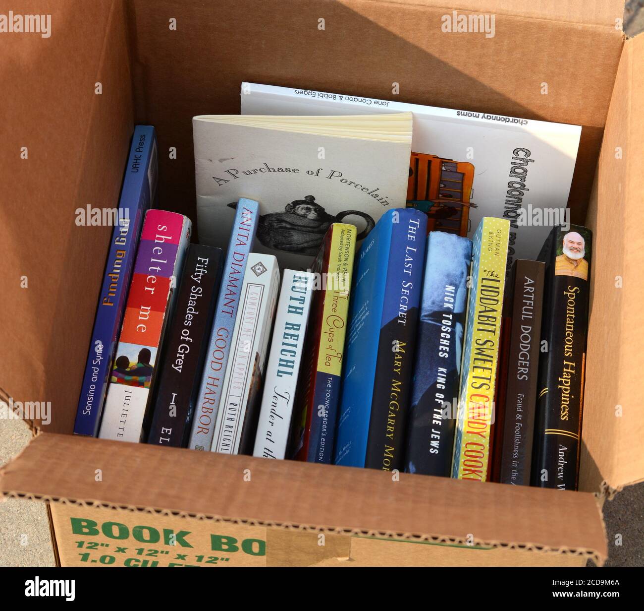 Eine Kiste Bücher zum Verkauf in einem Yard Sale in Santa Fe, New Mexico USA. Stockfoto