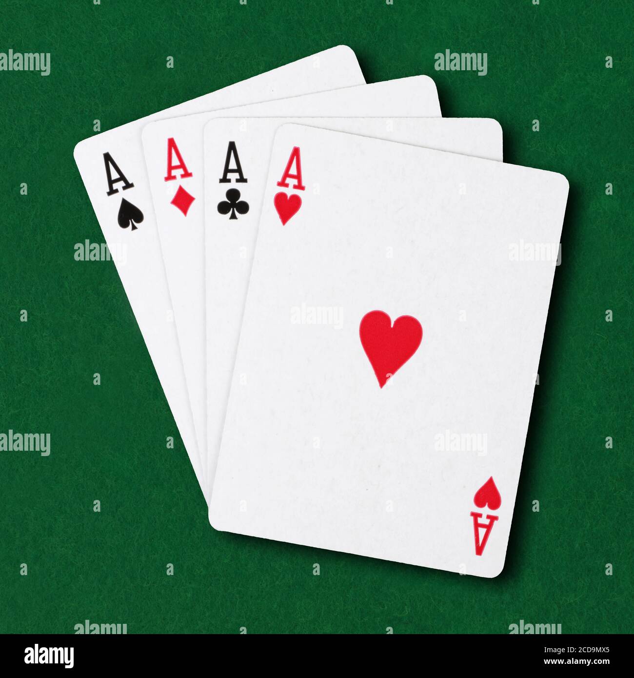 Vier Asse auf Green Card Tisch Poker gewinnen Hand Geschäft Konzept Stockfoto