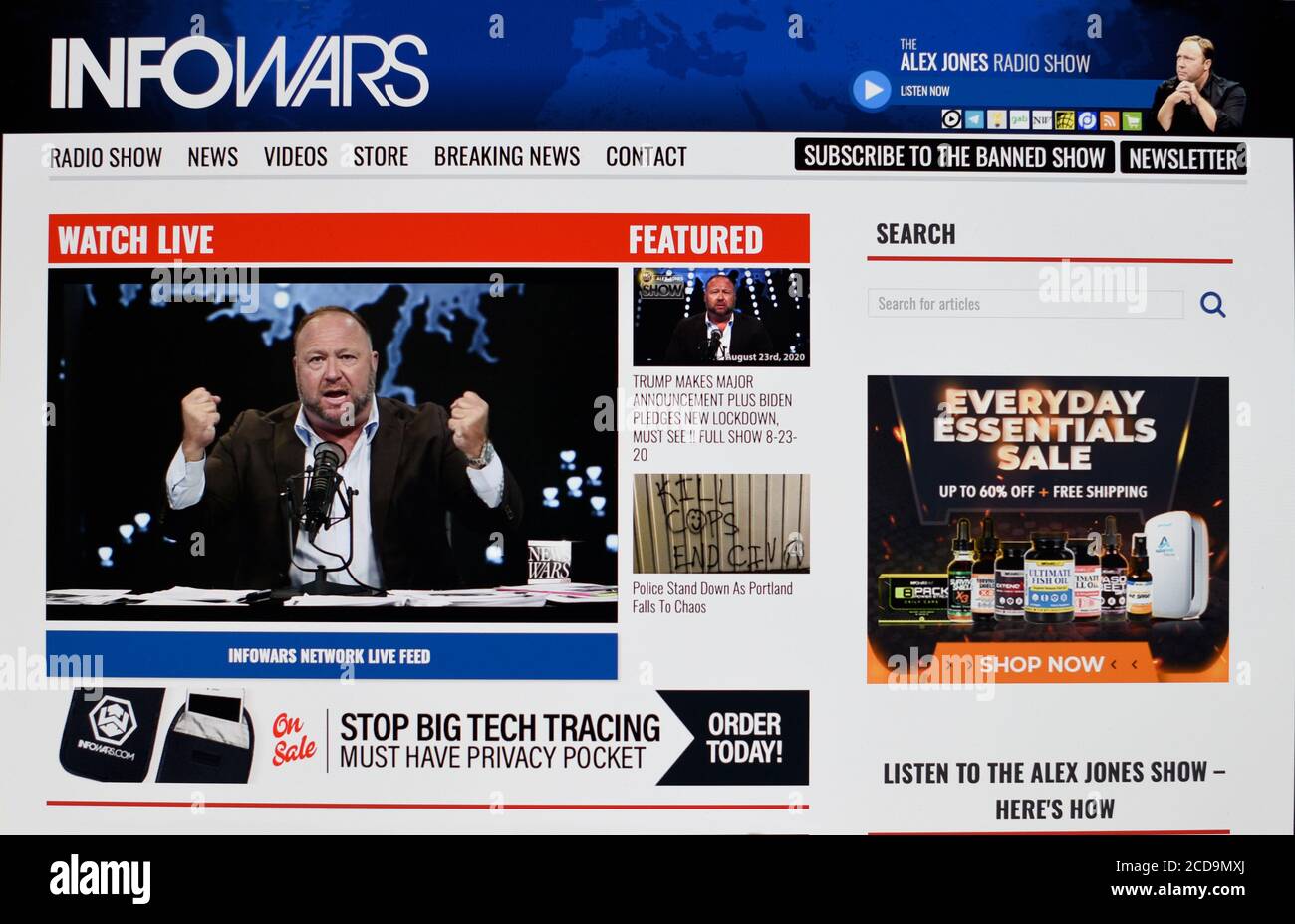 Ein Computer-Screenshot der amerikanischen rechtsextremen InfoWars-Website, die von dem politischen Extremisten und Verschwörungstheoretiker Alex Jones gehostet wird. Stockfoto