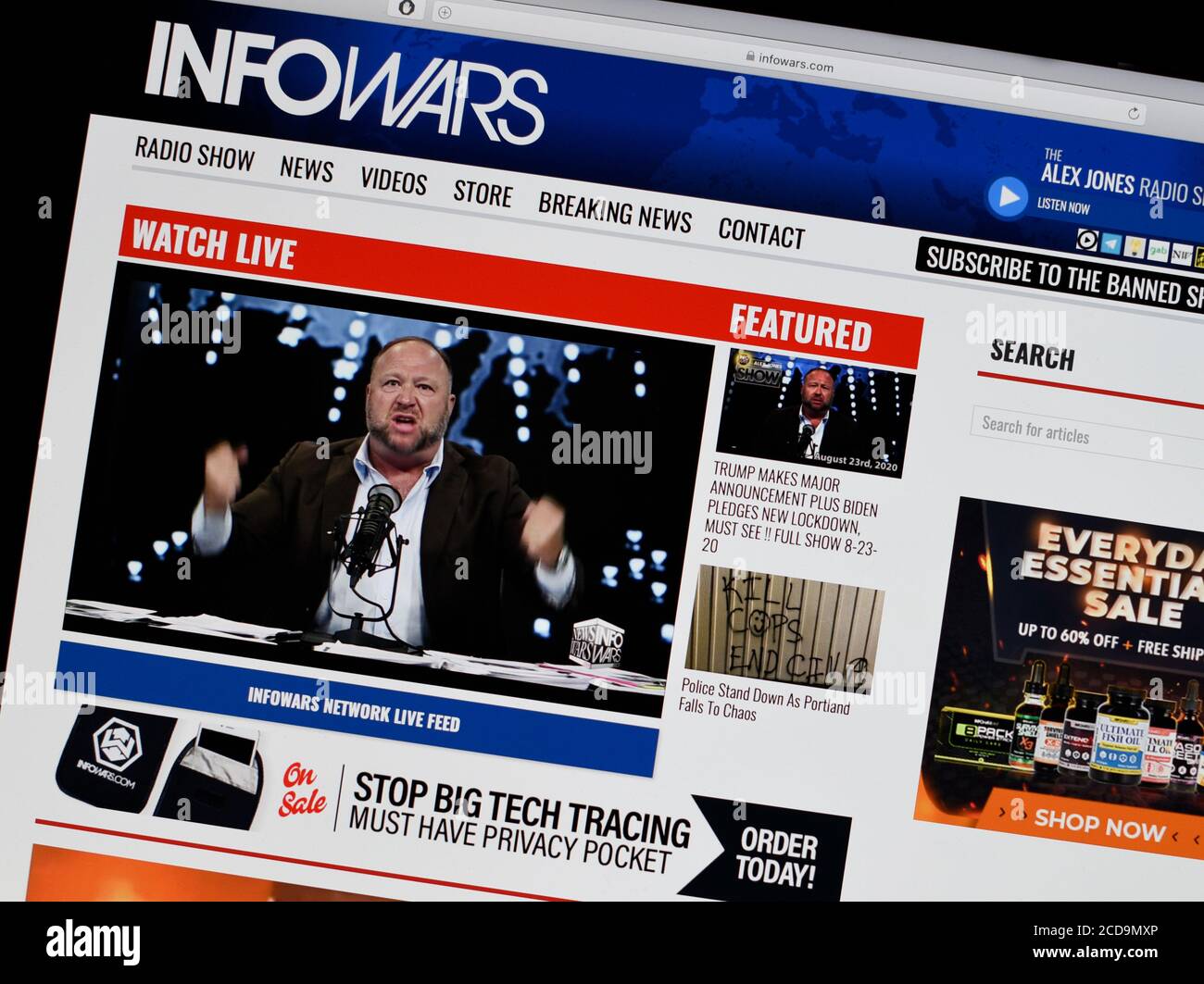 Ein Computer-Screenshot der amerikanischen rechtsextremen InfoWars-Website, die von dem politischen Extremisten und Verschwörungstheoretiker Alex Jones gehostet wird. Stockfoto