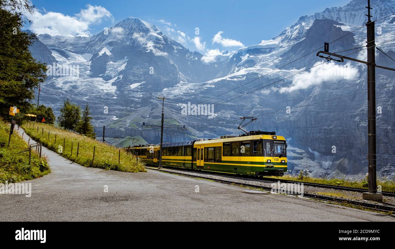 Lauterbrunnen, Berner Oberland, Schweiz - 3. August 2019 : Zugreise zum Bahnhof Wengernalp. Mönch und Jungfraujoch im Backgro Stockfoto