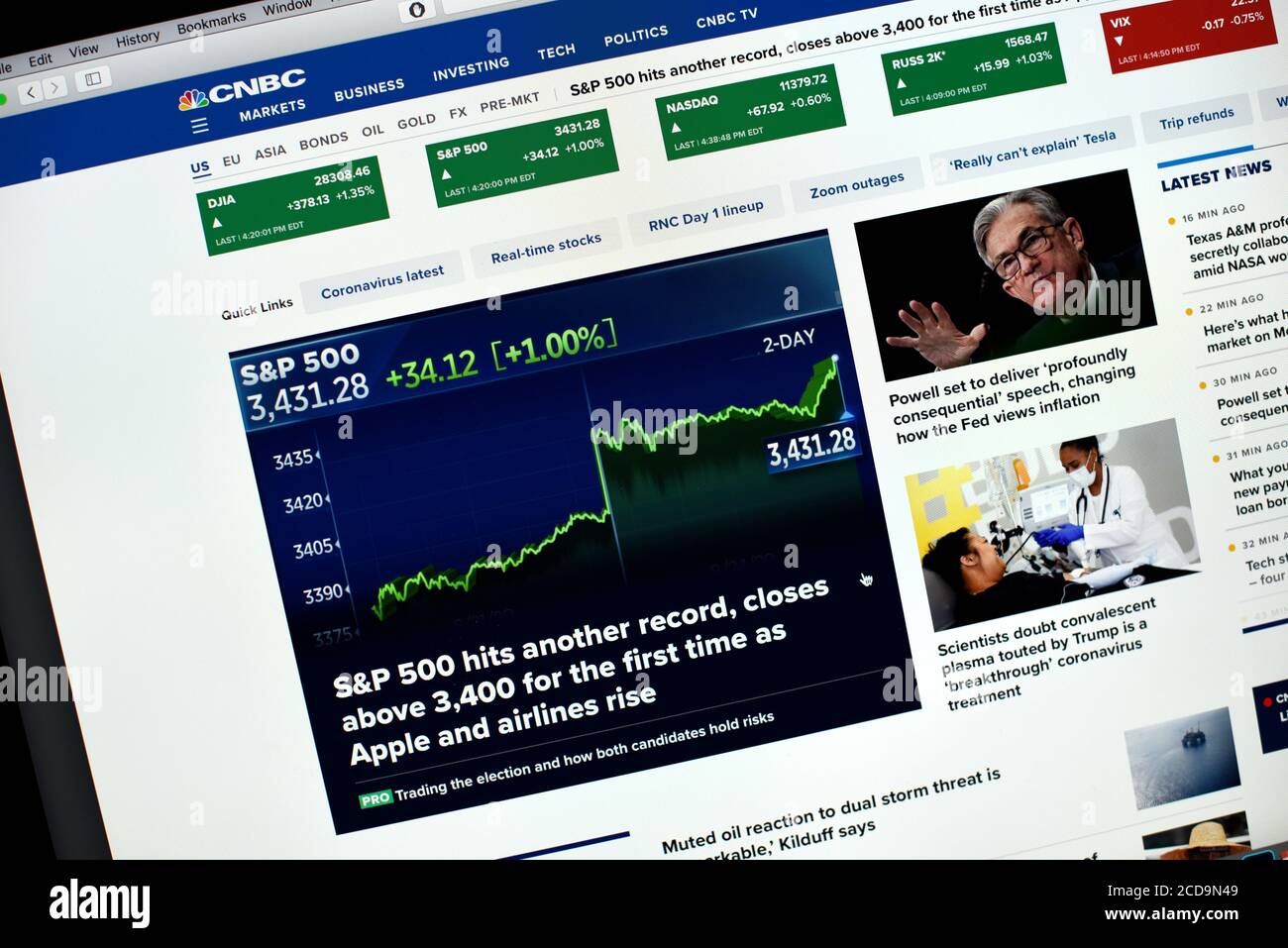 Ein Computer-Screenshot der CNBC-Internet-Website und Schlagzeile, die die S&P erklärt, erreicht ein weiteres Rekordhoch in der Nähe der Wall Street. Stockfoto