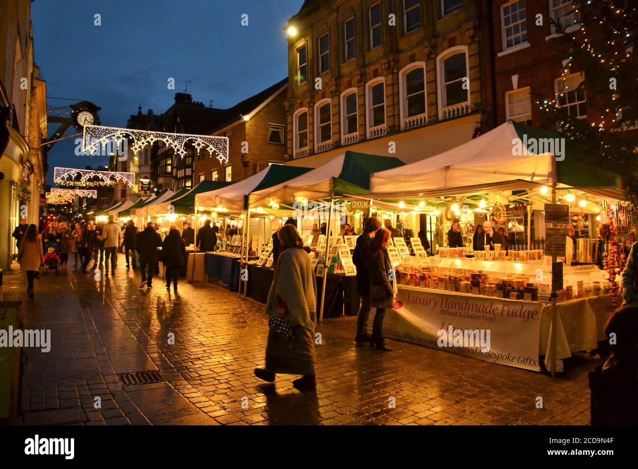 Weihnachtsgeschäfte in der Winchester High Street Stockfoto