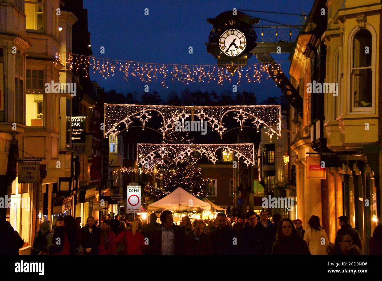 Weihnachtsgeschäfte in der Winchester High Street Stockfoto