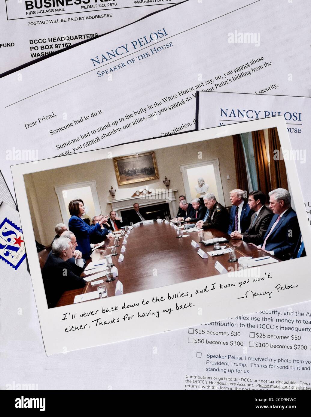 Ein Antrag auf Beiträge an Demokraten von der Präsidentin des Repräsentantenhauses Nancy Pelosi und dem DCCC mit einem Foto von ihrem herausfordernden Präsident Trump geschickt. Stockfoto