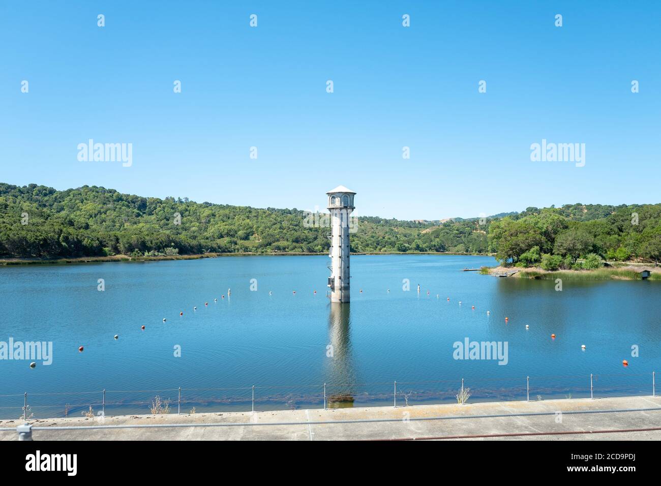 Dammgebiet und Wasser sind sichtbar am Lafayette Reservoir, an East Bay Regional Park, Lafayette, California, 17. Juni 2020. () Stockfoto