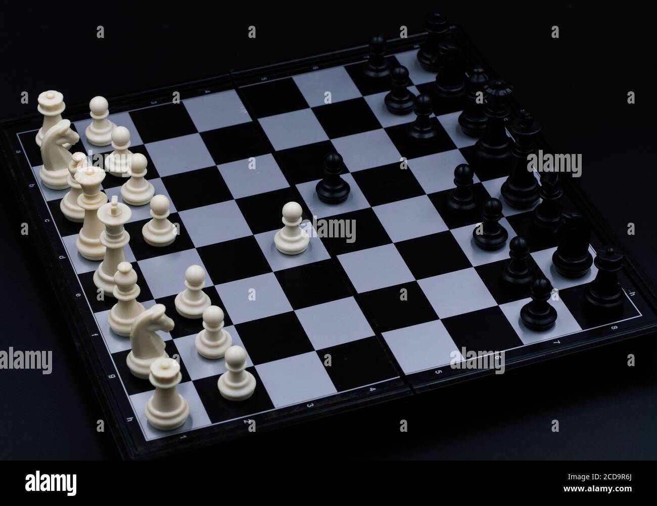 Schachspiel Eröffnung auf Schachbrett. Kariertes Brett mit Figur auf  schwarzem Hintergrund. Schachfigur Ordnung. Checkmate Spiel Banner Vorlage.  Intellektueller sp Stockfotografie - Alamy