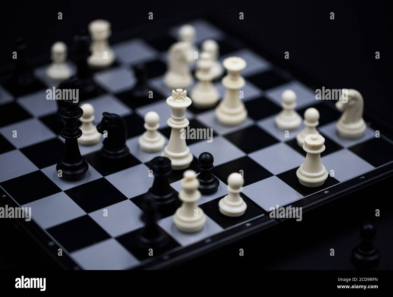 schach stück schwarz auf dem schachbrett weißen - Stockfoto