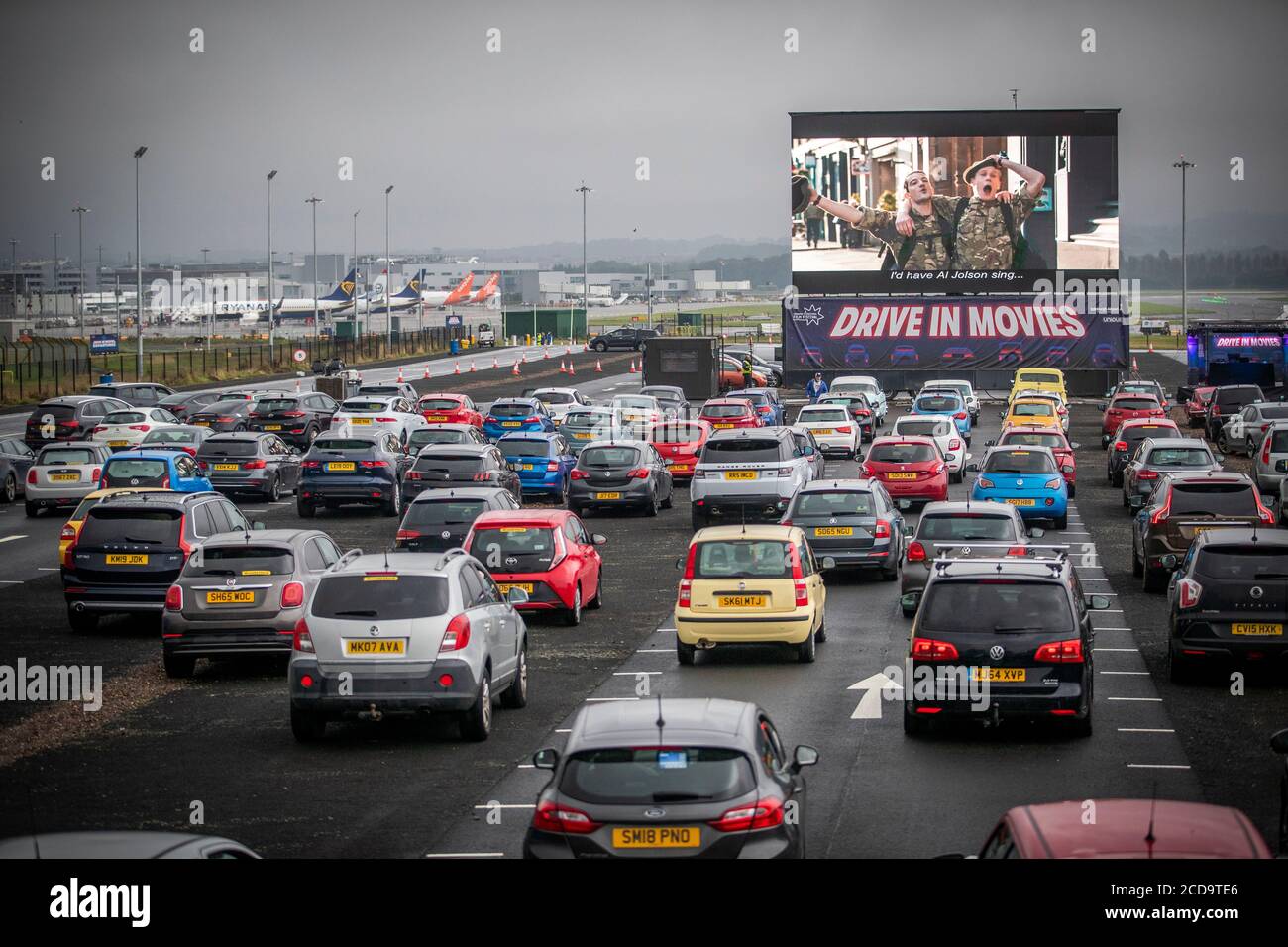 Filmbesucher sehen den Film Sunshine on Leith in ihren Autos in der sozial distanzierten Drive-in Movie Arena, die im Rahmen des Edinburgh International Film Festival am Flughafen Edinburgh eingerichtet wurde. Stockfoto