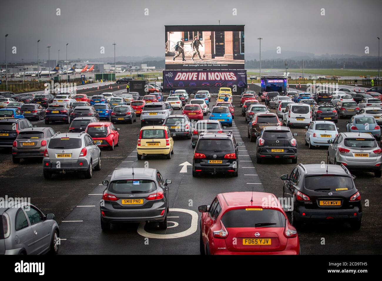 Filmbesucher sehen den Film Sunshine on Leith in ihren Autos in der sozial distanzierten Drive-in Movie Arena, die im Rahmen des Edinburgh International Film Festival am Flughafen Edinburgh eingerichtet wurde. Stockfoto