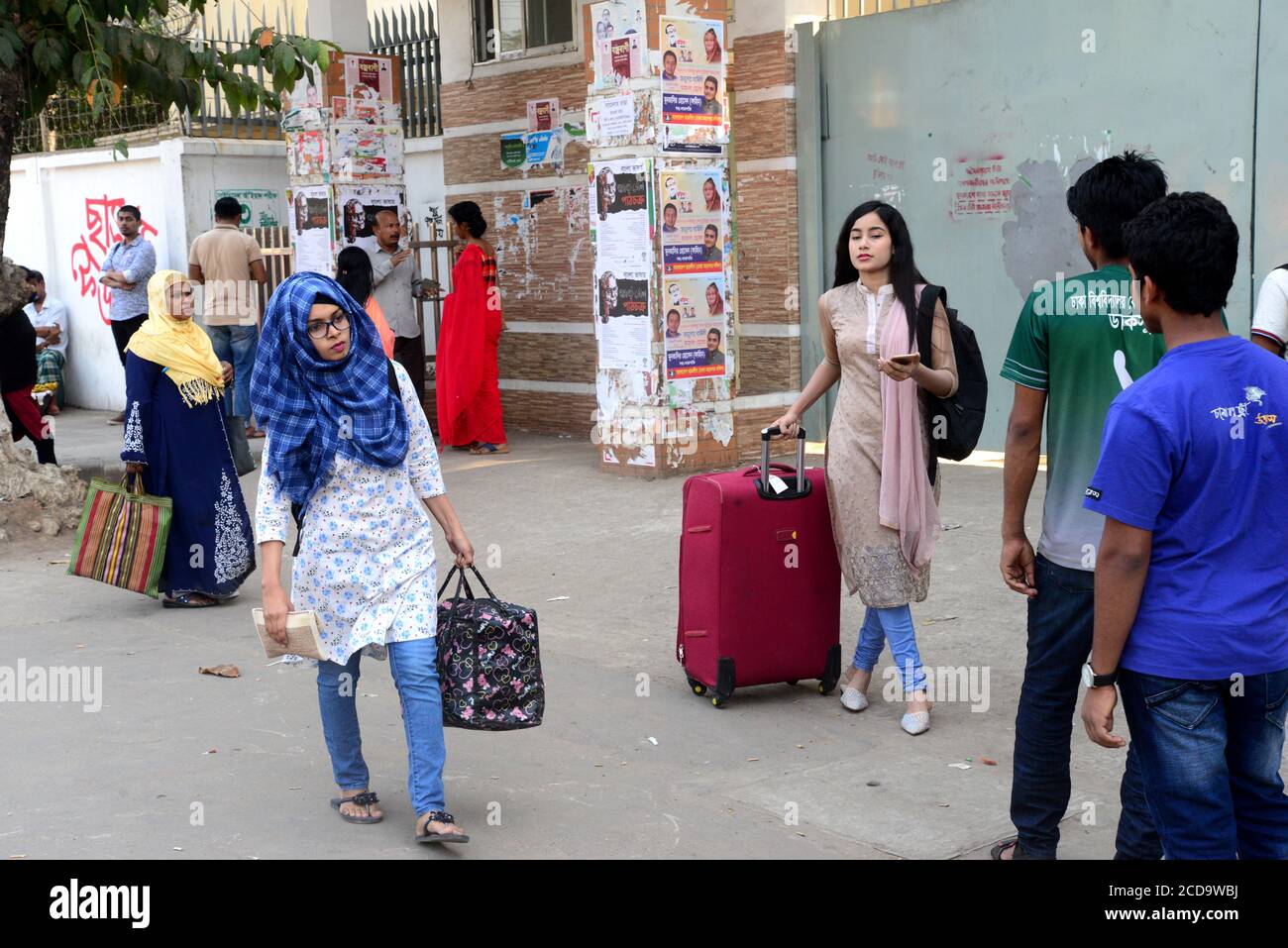 Die Studenten der Dhaka University verlassen ihr Wohnheim, um nach Hause zu gehen Nach der Ankündigung, alle Bildungseinrichtungen ab März zu schließen 18 bis M Stockfoto