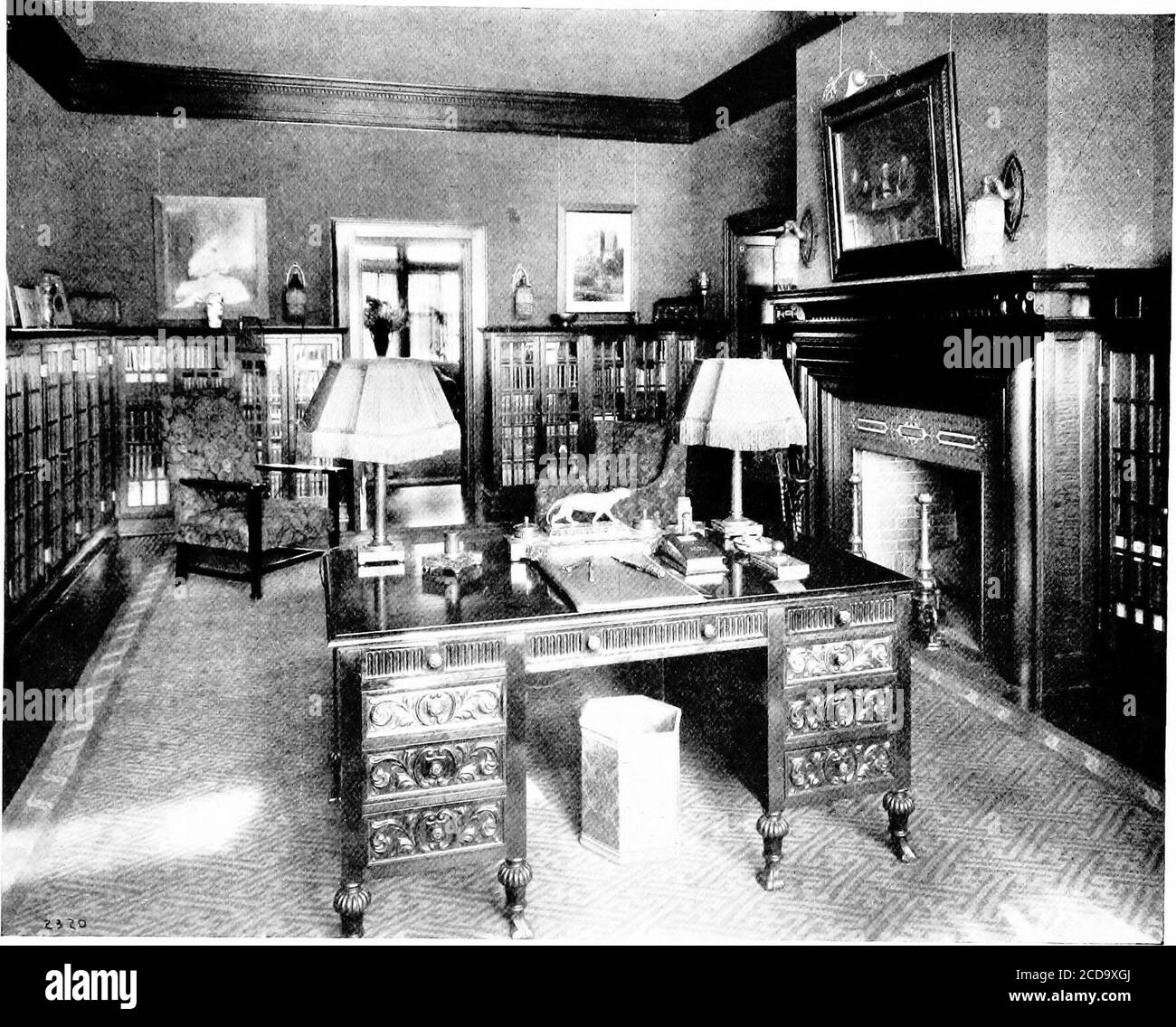 . Das Zimmer schön; eine Sammlung von Innenbildern zeigt Dekoration und Einrichtungsdetails der wichtigen Einrichtungszeiten . ADAM EINFLUSS, COMPOSITE-MÖBEL MODERN - AMERIKANISCH. EINE MODERNE BIBLIOTHEK BEHANDLUNG MODERNE KUNST UND C R A F T S - A M E R I C A Stockfoto