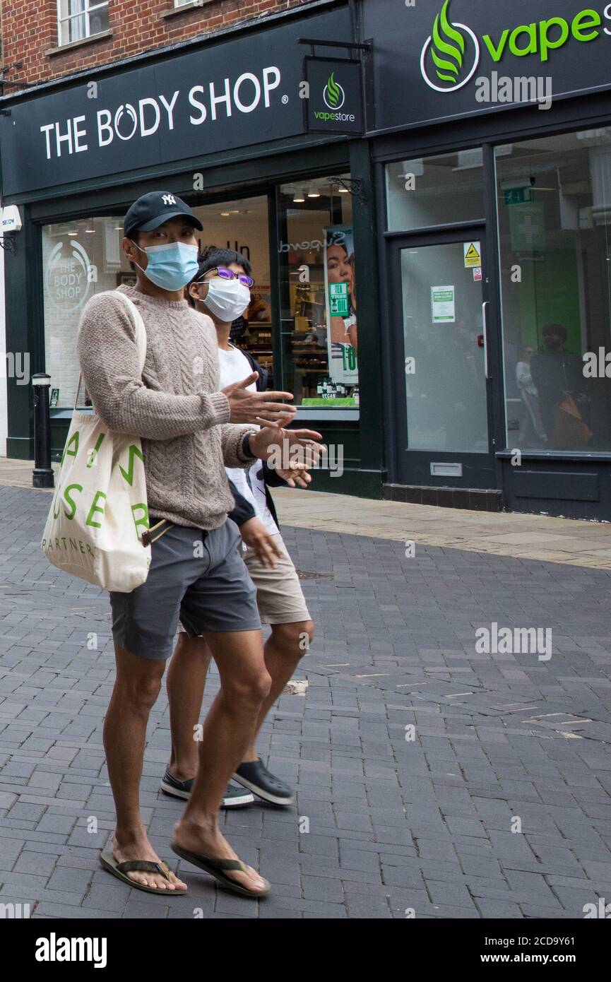 Windsor, Großbritannien. August 2020. Käufer tragen Gesichtsbezüge, um die Ausbreitung des Coronavirus zu verhindern. Tessa Lindfield, die Direktorin für Public Health von Berkshire, hat die Bewohner des Royal Borough of Windsor und Maidenhead aufgefordert, sich an die Richtlinien zur sozialen Distanzierung zu halten, nachdem die Zahl der positiven COVID-19-Tests dort in der vergangenen Woche deutlich gestiegen ist. Kredit: Mark Kerrison/Alamy Live Nachrichten Stockfoto