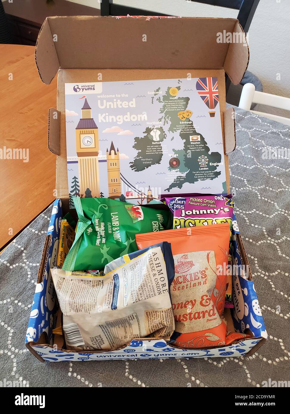 Abonnement-Box von Universal Yums mit monatlichen Snacks aus verschiedenen Ländern, Vereinigtes Königreich Ausgabe, auf dem Tisch in San Ramon, Kalifornien, 25. Juni 2020. () Stockfoto