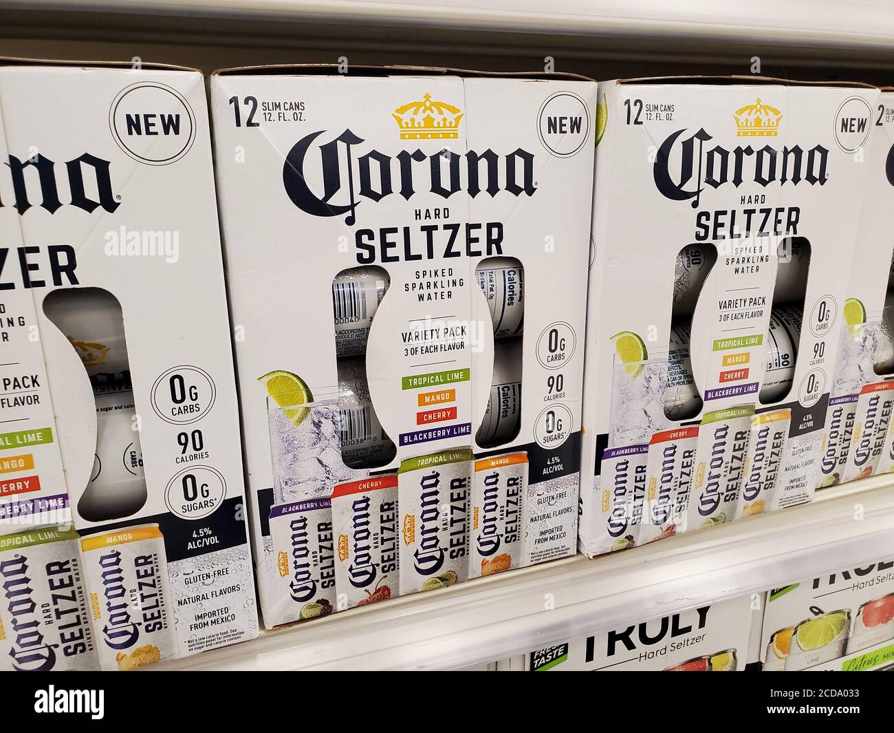 Nahaufnahme von Verpackungen von Corona Brand Hard Seltzer, einem alkoholischen Seltzer Wassergetränk, in den Regalen in San Ramon, Kalifornien, Juli 2020. () Stockfoto