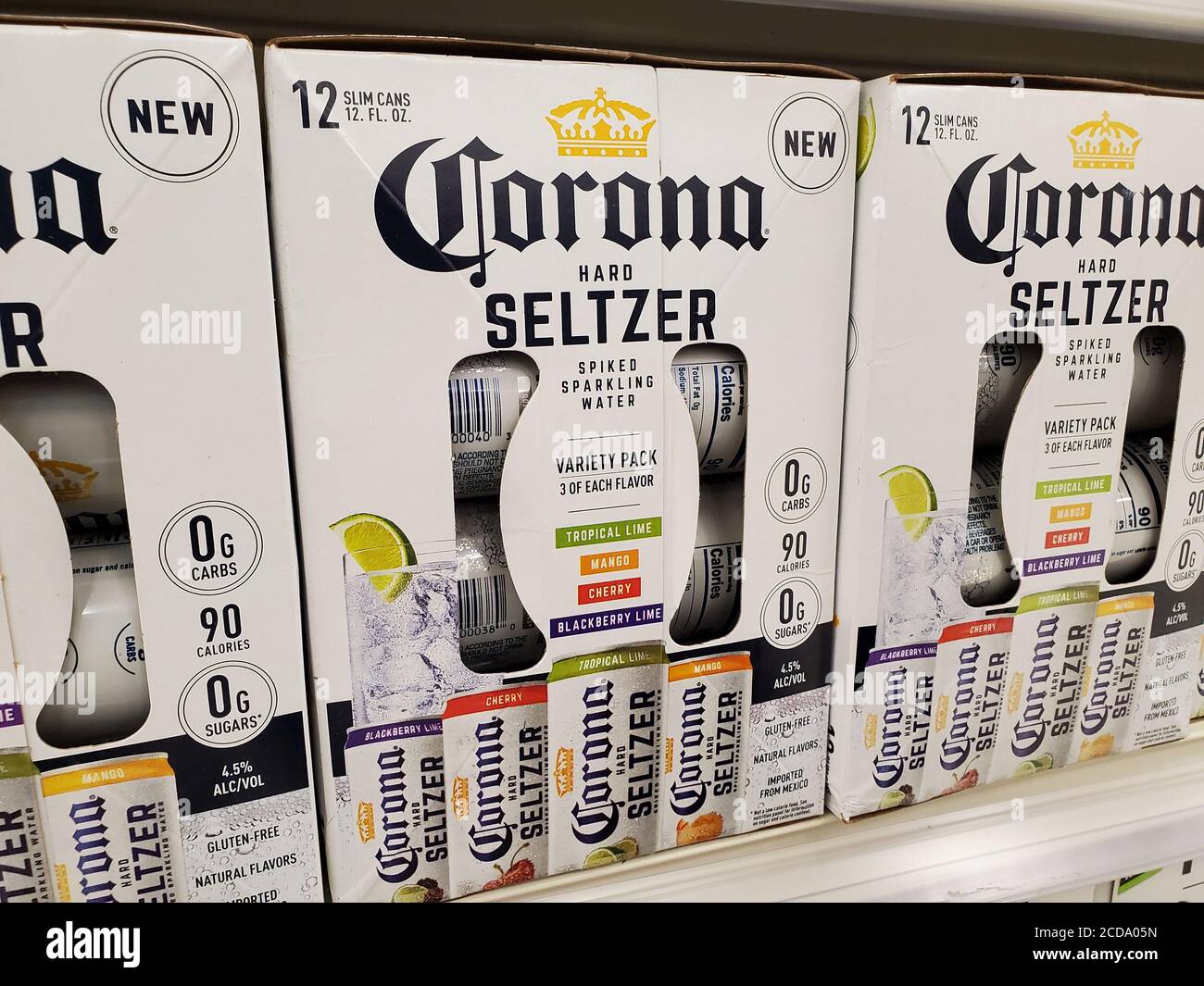 Nahaufnahme von Verpackungen von Corona Brand Hard Seltzer, einem alkoholischen Seltzer Wassergetränk, in den Regalen in San Ramon, Kalifornien, Juli 2020. () Stockfoto
