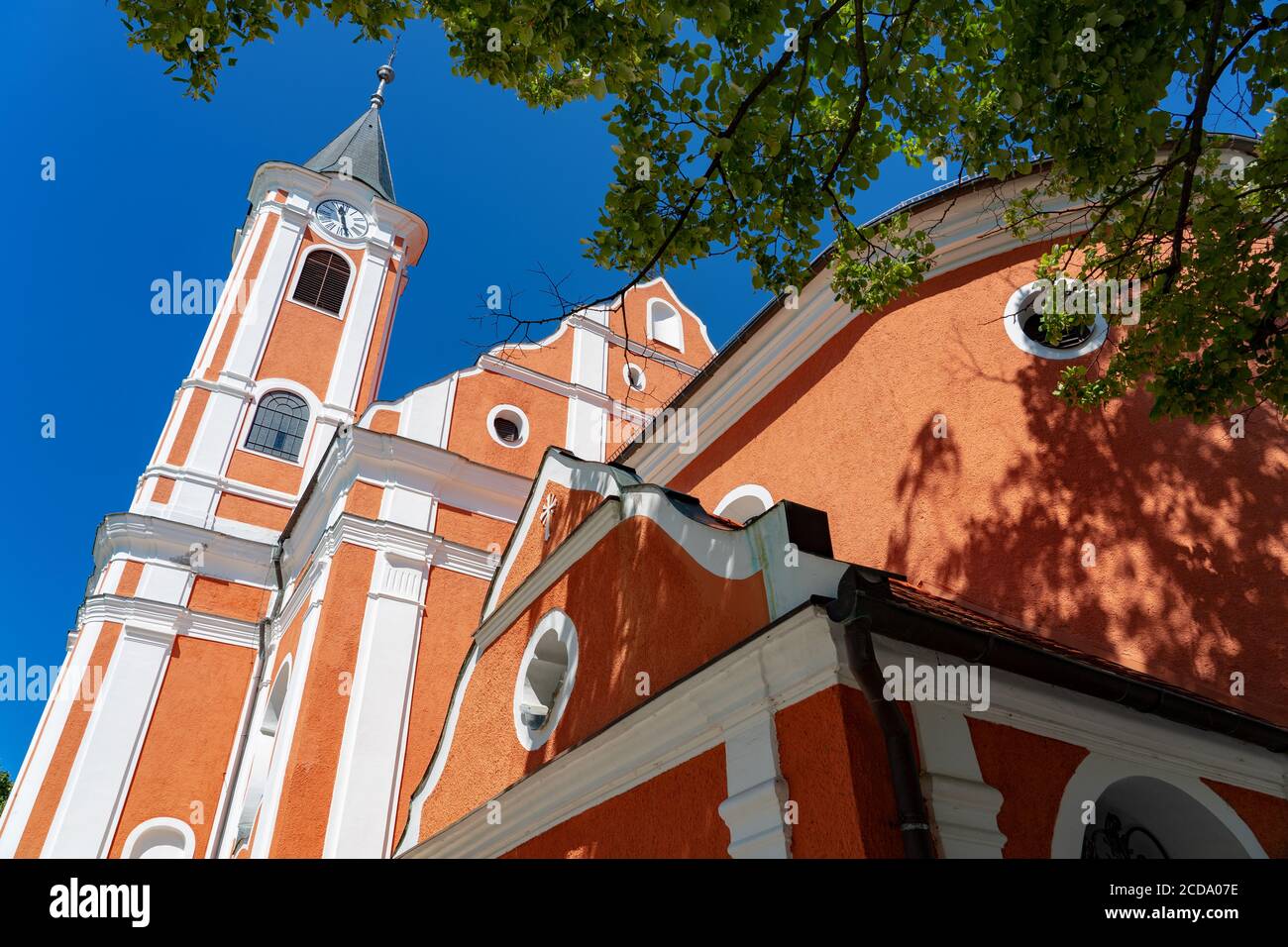 Schöne Heilige Maria Kirche Wallfahrtsort in Mariagyud Ungarn die sign in der Mitte steht: "Wir laufen unter deinem Schutz heilige Mutter Gottes Stockfoto