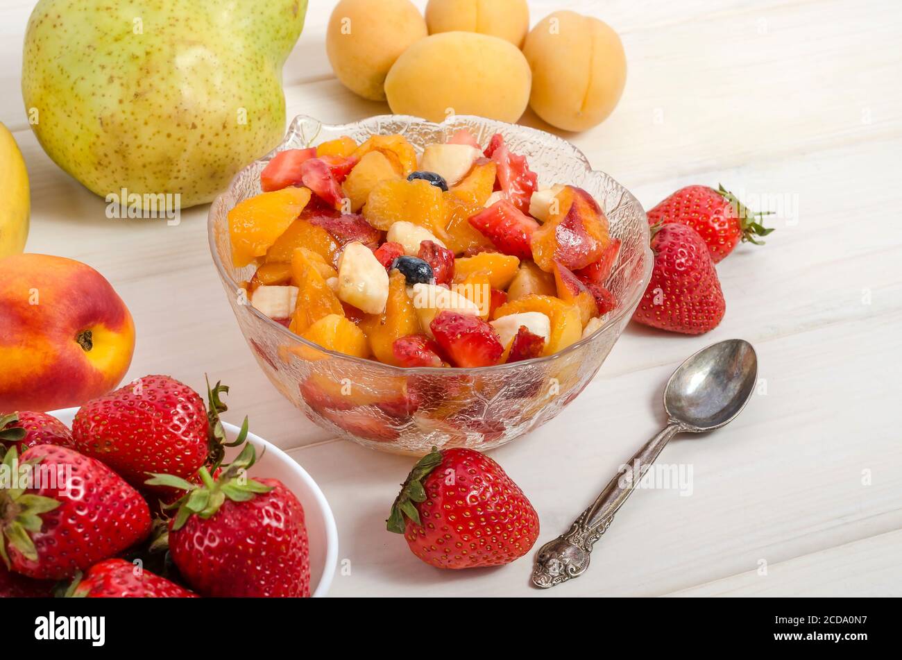 Frisches Obst und Beeren Salat in einer Schüssel close-up. Stockfoto