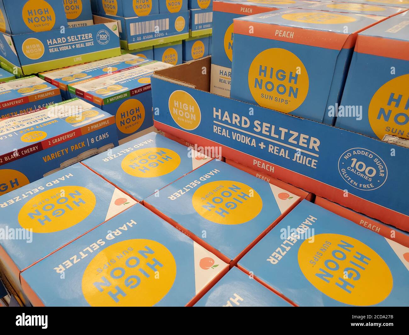 Nahaufnahme eines Behälterstapels von High Noon Brand Hard Seltzer, San Ramon, Kalifornien, 23. Juli 2020. () Stockfoto