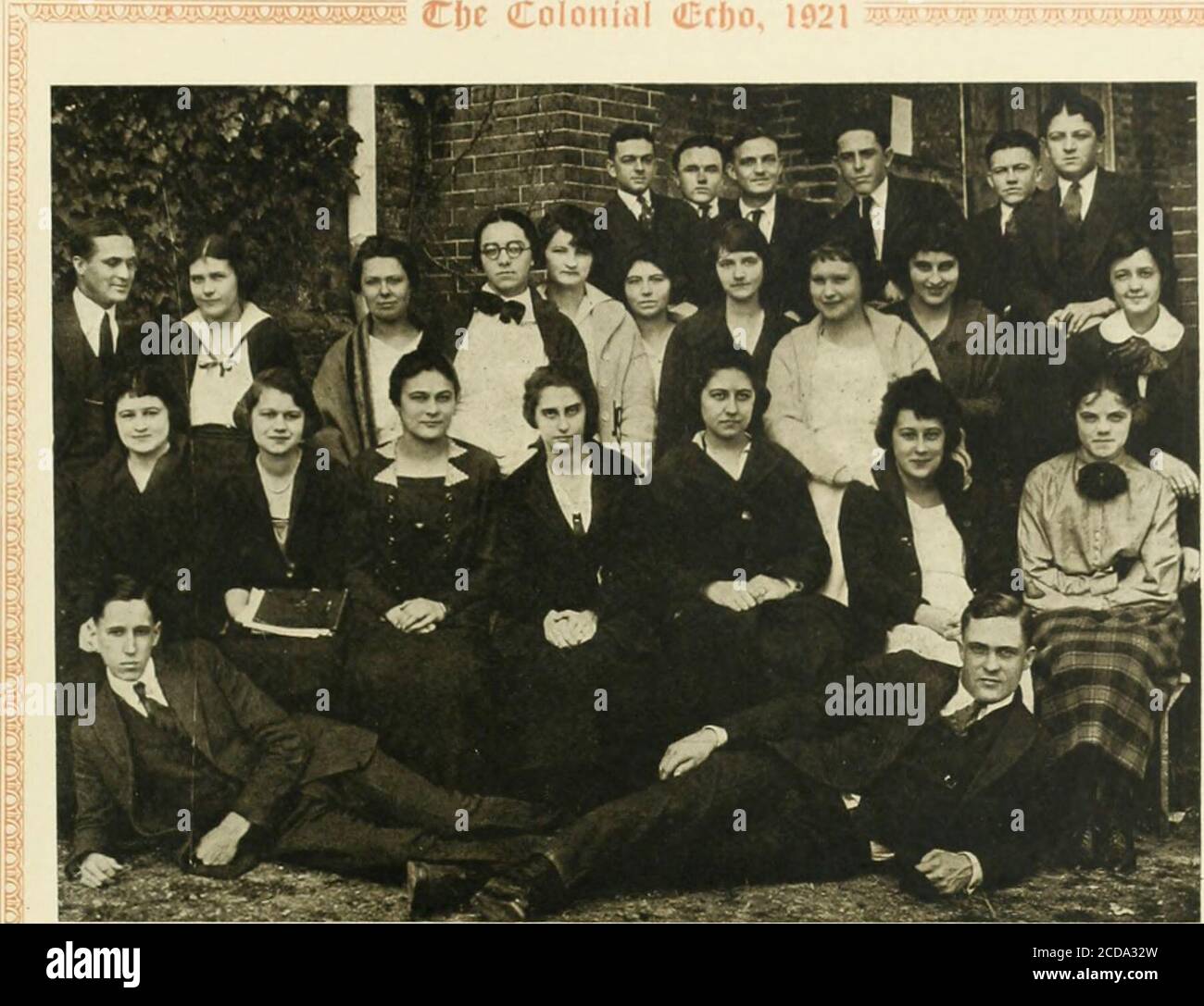 . Colonial Echo, 1921 . €ff)0, 1921. I Rappahannock Club Motto – Paddeln Sie Ihr eigenes Kanu das Boot kommt einmal im Monat.Blumen – Seerosen. Trinken – Ole Hen. Farben: Füllfarben. Song: Steamboat Bill. Yell – Kaf, Rap, Rap. A-Knock. Was klopft? Raffiahanock! OFFIZIERE W. H. HosKIN Kapitän I F. F. Chandler Pilot L. H. Settle Mate ]. R. Bland Nachtwächter M. D. Foster Purser MAIDS Hilda Haile H. R. Straughan Estelle Davis E. Harris J. C. Taylor Bettie Woodward Brent Boyd nrrv Amelia Walker Elizabeth Mercer LOOK Anna H:iile Ruth ShellLuTa Whittaker DECKHANDS P.p^v.ttv Josephine Grey R. G. Haile FEUERWEHRMÄNNER J Stockfoto