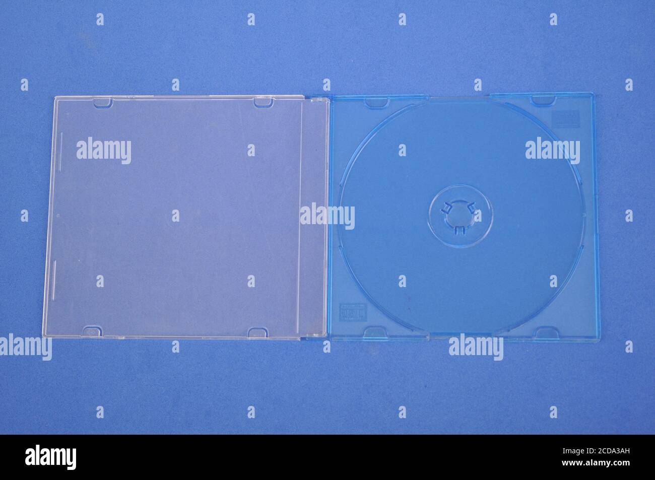 Cover für cd oder dvd. In Acrylblau zum Speichern von cds und dvds, blau und weiß, blauer Hintergrund, mit Kopierraum, Brasilien, Südamerika Stockfoto