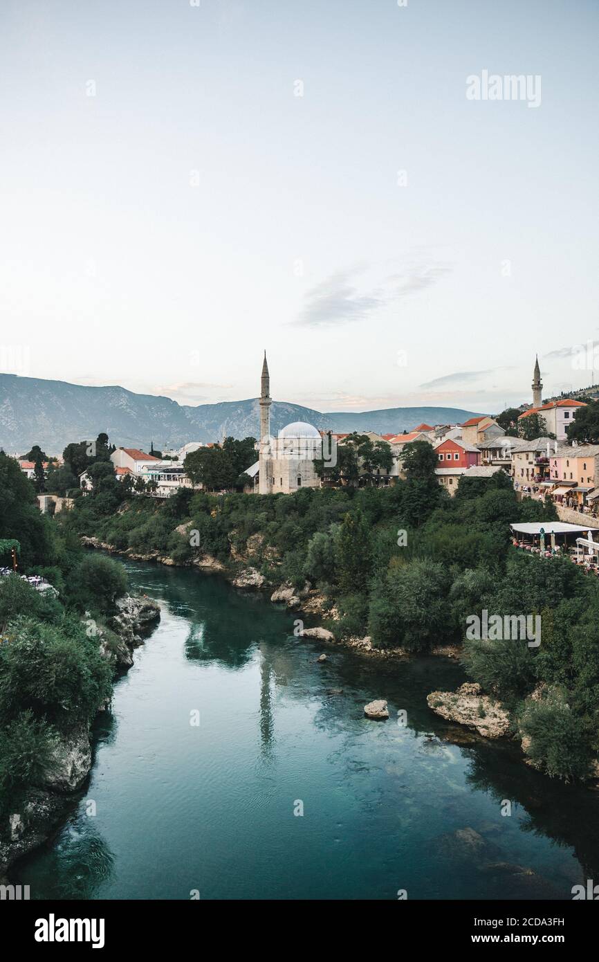 Fluss fließt durch Mostar, Bosnien und Herzegowina während des Sonnenuntergangs Stockfoto