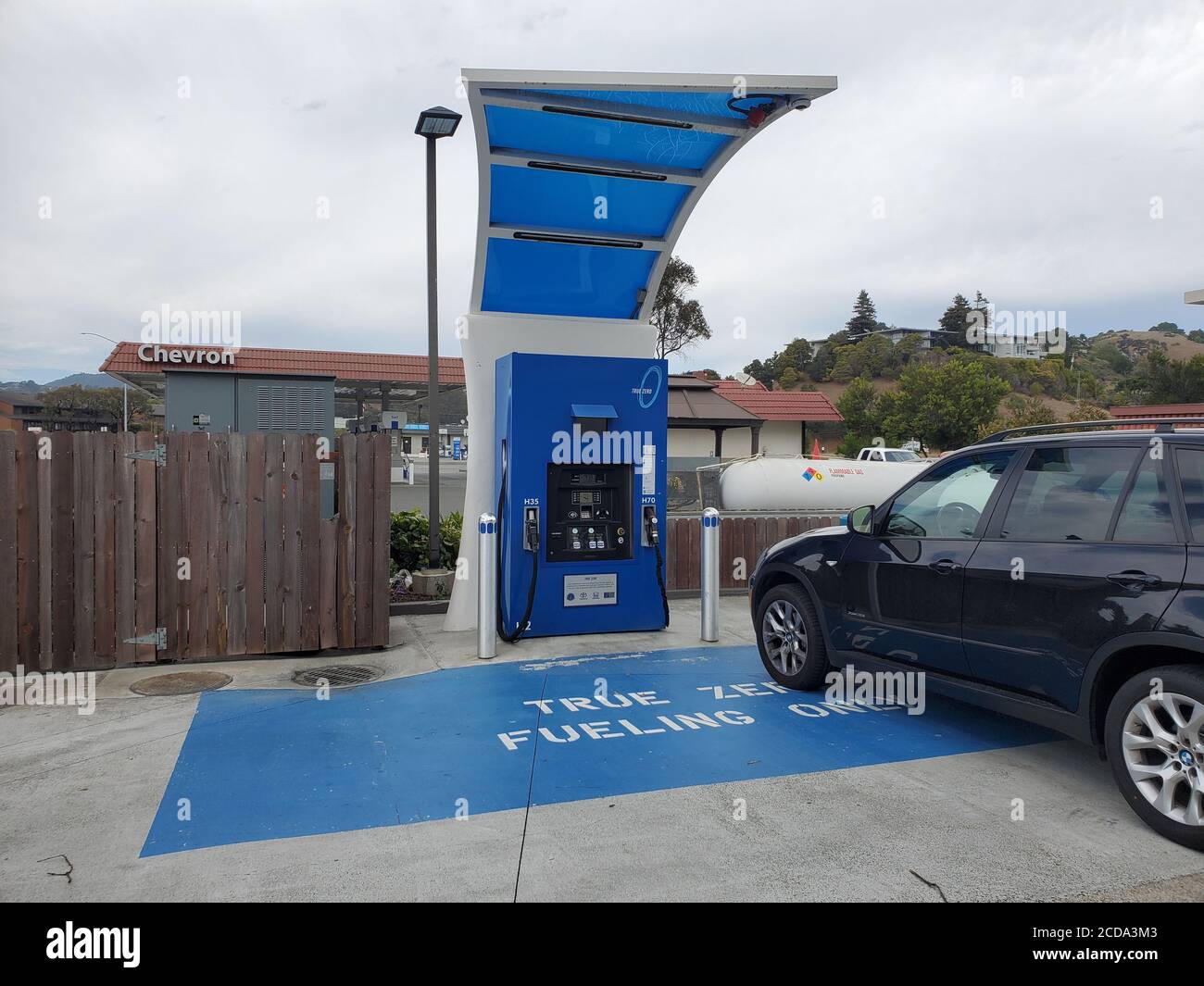 Die Pumpe mit Logos ist an der True Zero Wasserstoff-Brennstoffzellen-Tankstelle in Marin County, Mill Valley, Kalifornien, am 16. August 2020 zu sehen. () Stockfoto