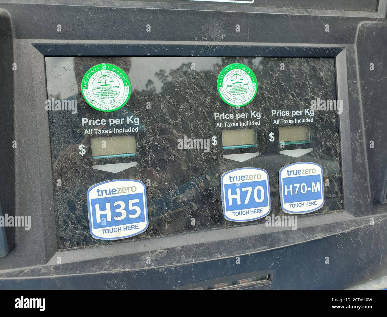 Pumpe mit Logos ist sichtbar an True Zero Wasserstoff Brennstoffzellen-Tankstelle in Marin County, Mill Valley, Kalifornien mit Preisen von Wasserstoff um das Kilogramm notiert, 16. August 2020. () Stockfoto