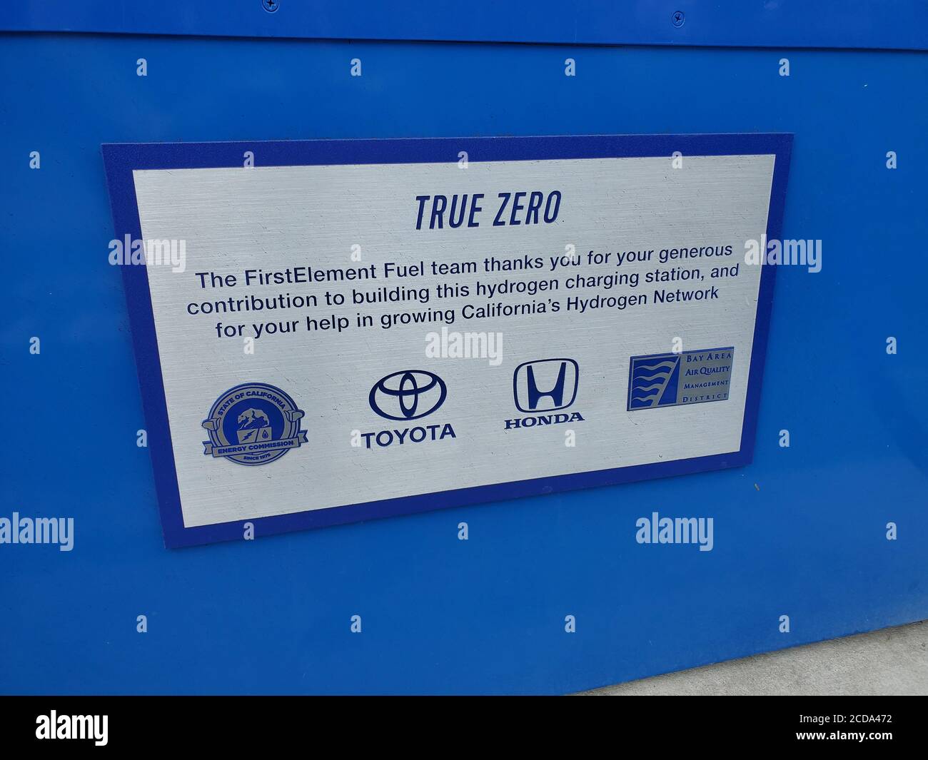 Die Pumpe mit Logos ist an der True Zero Wasserstoff-Brennstoffzellen-Tankstelle in Marin County, Mill Valley, Kalifornien, am 16. August 2020 zu sehen. () Stockfoto