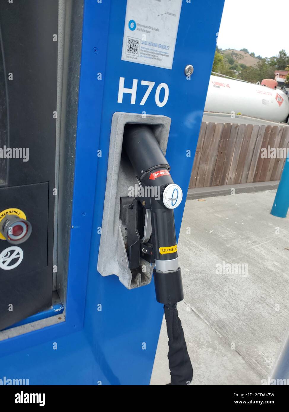 Pumpe mit H70-Text ist an der True Zero Wasserstoff-Brennstoffzellen-Tankstelle in Marin County, Mill Valley, Kalifornien, am 16. August 2020 sichtbar. () Stockfoto