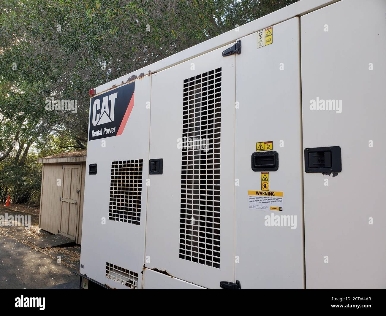 Tragbarer Generator der Marke Caterpillar (CAT) in einem Werk in Lafayette, Kalifornien, 17. August 2020. Inmitten von Stromausfällen und öffentlichen Sicherheitsabschaltungen in Kalifornien haben viele Einrichtungen große Notstromgeneratoren gemietet. () Stockfoto