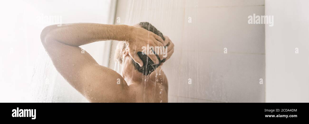 Morgendusche junger Mann, der duscht und ein heißes Bad wäscht Haar Panorama Banner Home Lifestyle Hintergrund Stockfoto