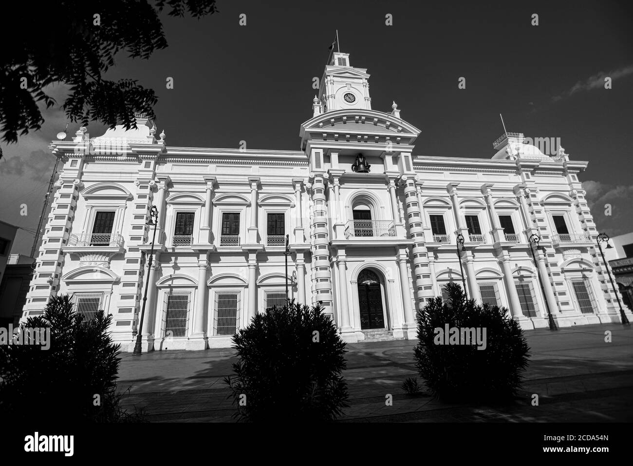 Regierungspalast von Sonora, Mexiko. Weißes Gebäude. Weißes Haus. Altes Gebäude im Viertel Centenario in Hermosillo. Sitz der Exekutive des Staates Sonora. Weiße Farbe. (Foto: Luis Gutierrez von NortePhoto.com) Palacio de gobierno de Sonora, Mexiko. Edificio Farbe blanca. Casa Blanca. edificio Antiguo en la colonia Centenario en Hermosillo. sede del Poder Ejecutivo del Estado de Sonora. Farbe Blanco. (Foto: Luis Gutierrez von NortePhoto.com) Stockfoto