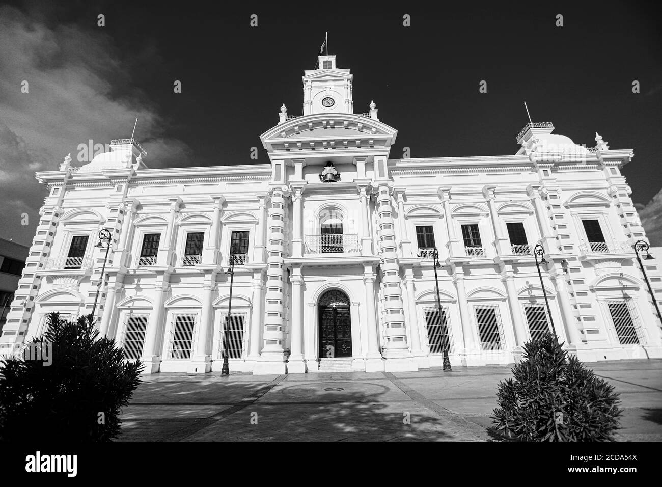 Regierungspalast von Sonora, Mexiko. Weißes Gebäude. Weißes Haus. Altes Gebäude im Viertel Centenario in Hermosillo. Sitz der Exekutive des Staates Sonora. Weiße Farbe. (Foto: Luis Gutierrez von NortePhoto.com) Palacio de gobierno de Sonora, Mexiko. Edificio Farbe blanca. Casa Blanca. edificio Antiguo en la colonia Centenario en Hermosillo. sede del Poder Ejecutivo del Estado de Sonora. Farbe Blanco. (Foto: Luis Gutierrez von NortePhoto.com) Stockfoto