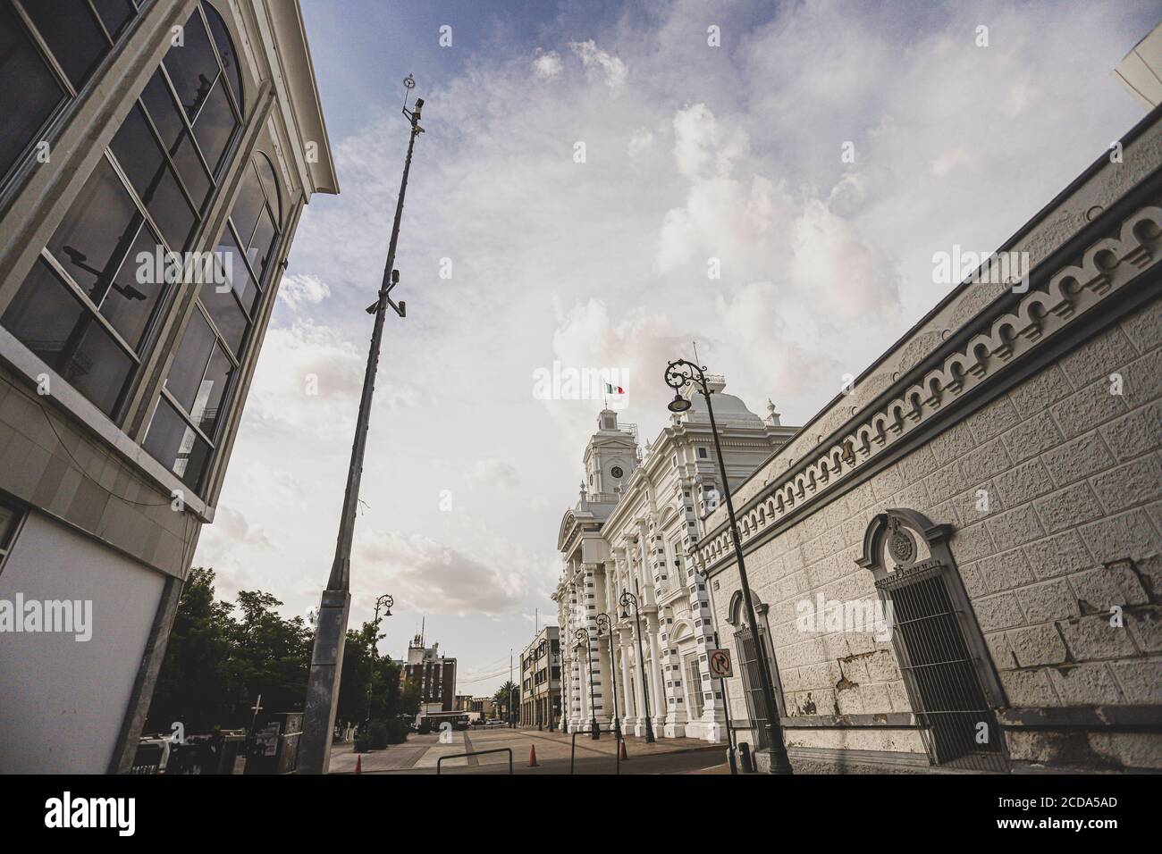 Regierungspalast von Sonora, Mexiko. Weißes Gebäude. Weißes Haus. Altes Gebäude im Viertel Centenario in Hermosillo. Sitz der Exekutive des Staates Sonora. Weiße Farbe. (Foto: Luis Gutierrez von NortePhoto.com) Palacio de gobierno de Sonora, Mexiko. Edificio Farbe blanca. Casa Blanca. edificio Antiguo en la colonia Centenario en Hermosillo. sede del Poder Ejecutivo del Estado de Sonora. Farbe Blanco. (Foto: Luis Gutierrez von NortePhoto.com) Stockfoto