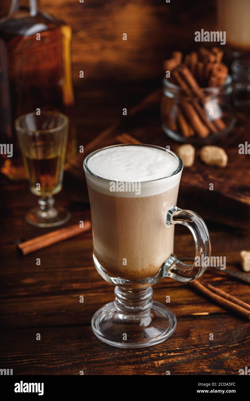 Irischer Kaffee im Trinkglas Stockfoto