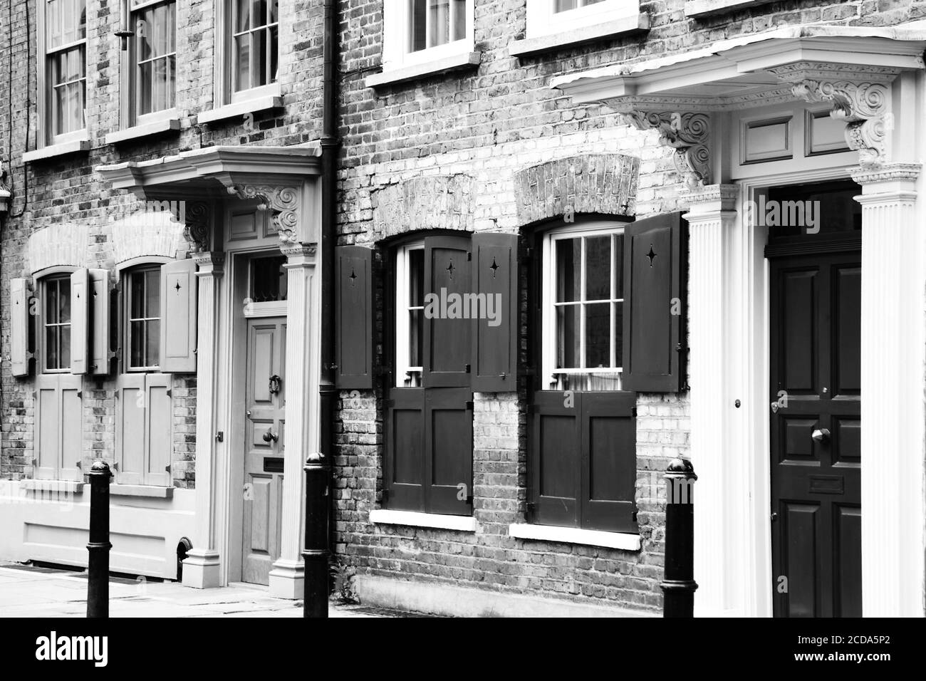 Schwarz-Weiß-Bild von georgianischen terrassenförmig Hugenotten Seide Händler Stadthaus in Spitafields East End of London, England, Großbritannien, die eine beliebte Reise d ist Stockfoto