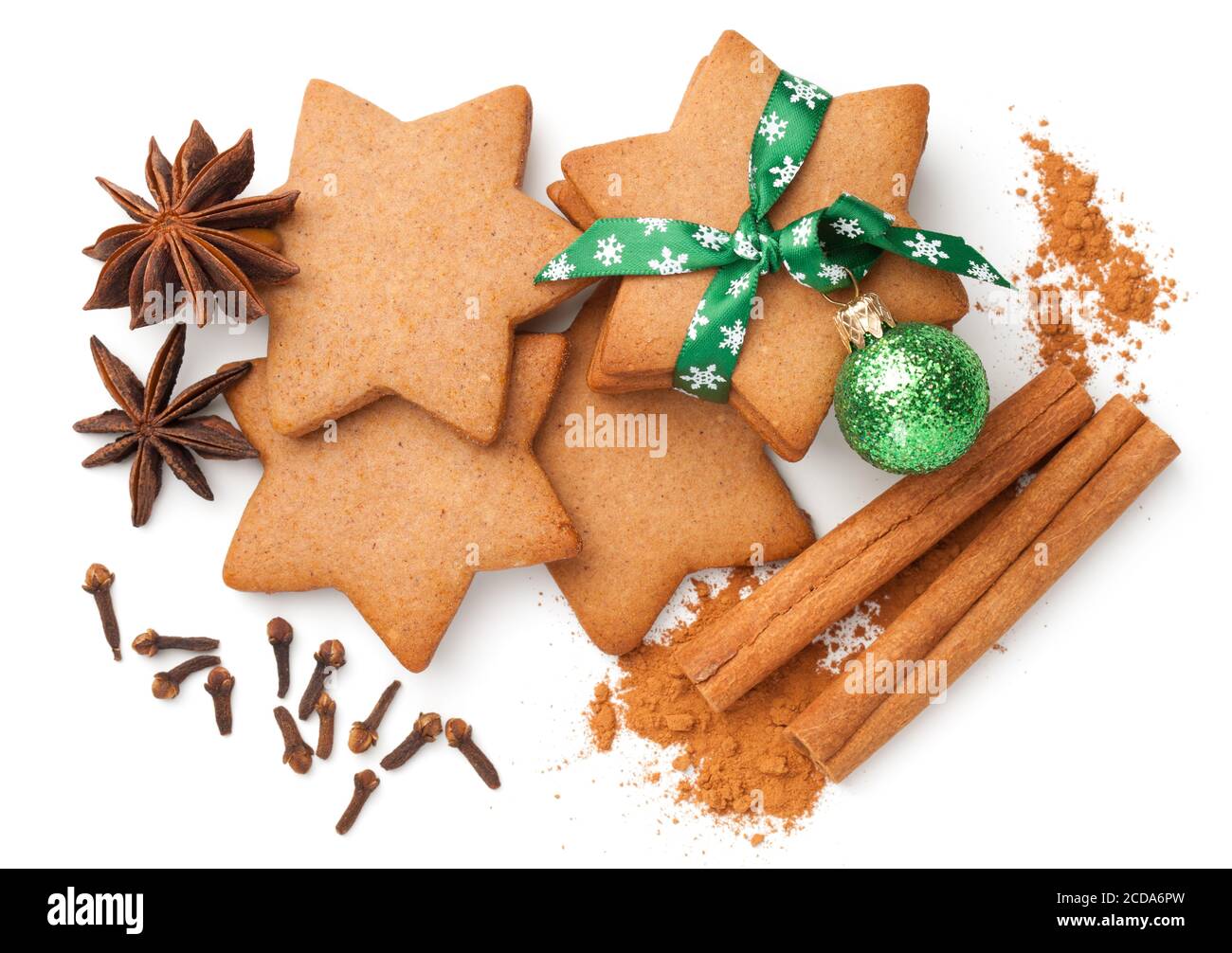 Süße Komposition für Weihnachten. Sternform Lebkuchen mit Zimtstangen und Pulver, Sternanis, getrocknete Nelken Gewürz. Draufsicht Stockfoto