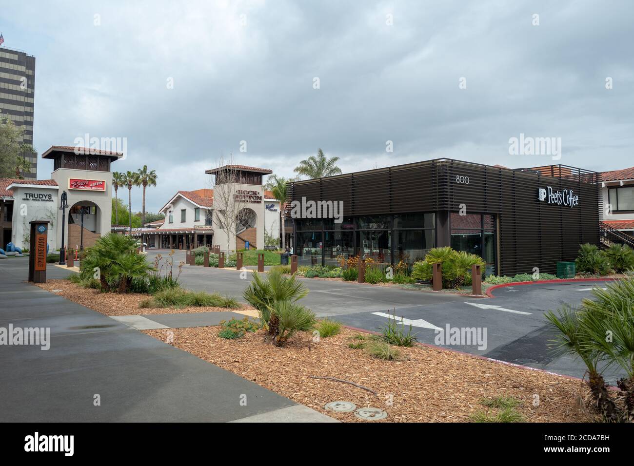 Einzelhandelsgeschäfte im Pruneyard Shopping Center, Campbell, Kalifornien, 28. März 2020. () Stockfoto